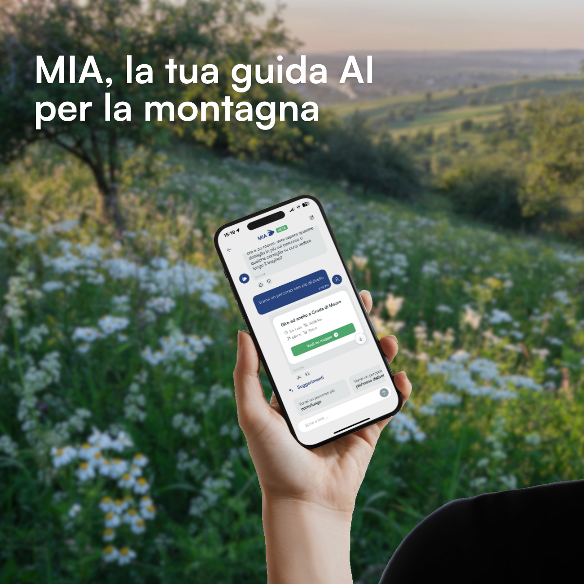 Ambiente di montagna e persona con in mano un telefono che scrive a MIA per chiederle cose di montagna