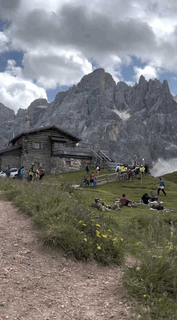 Baita Segantini, con lago per far bere il cane