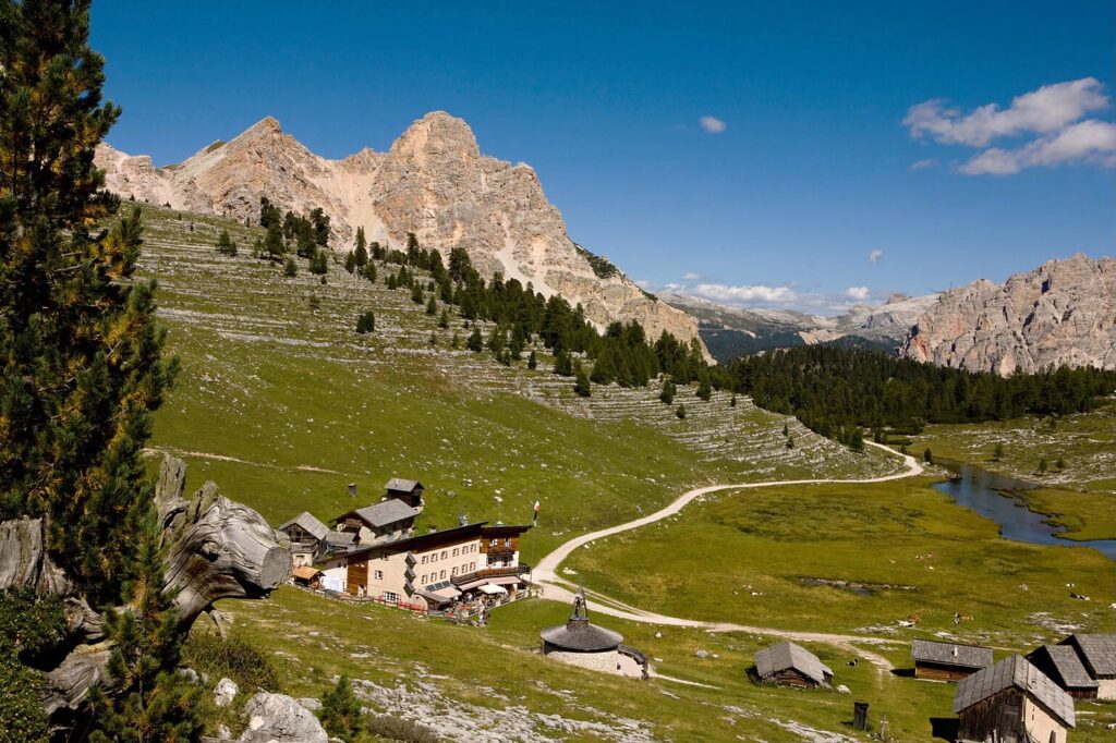 Vista panoramica sul Rifugio Lavarella e sul Lago di Limo