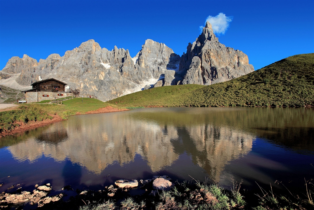 Baita Segantini con il lago